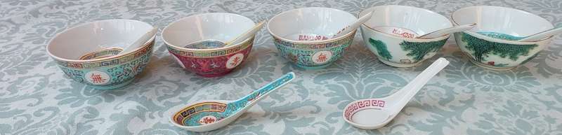 A COLLECTION OF CHINESE DINNING BOWLS AND SEVEN SPOONS
