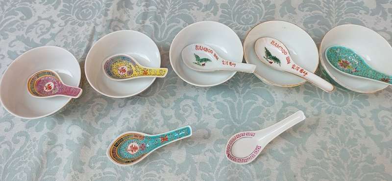 A COLLECTION OF CHINESE DINNING BOWLS AND SEVEN SPOONS