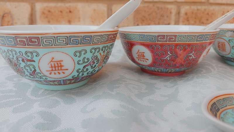 A COLLECTION OF CHINESE DINNING BOWLS AND SEVEN SPOONS