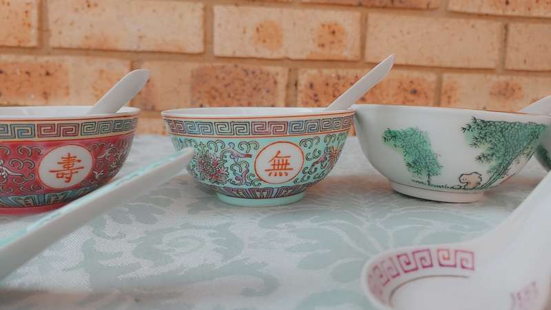 A COLLECTION OF CHINESE DINNING BOWLS AND SEVEN SPOONS