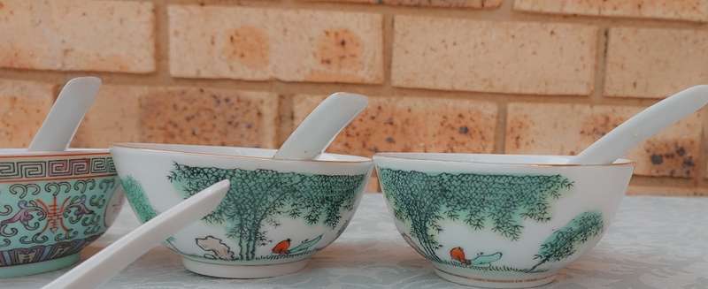 A COLLECTION OF CHINESE DINNING BOWLS AND SEVEN SPOONS