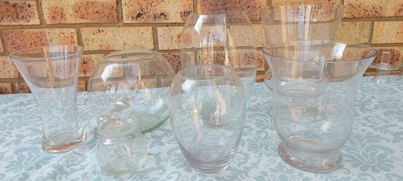 A COLLECTION OF SIX ART DECOR GLASS VASES AND A GLASS CONTAINERS