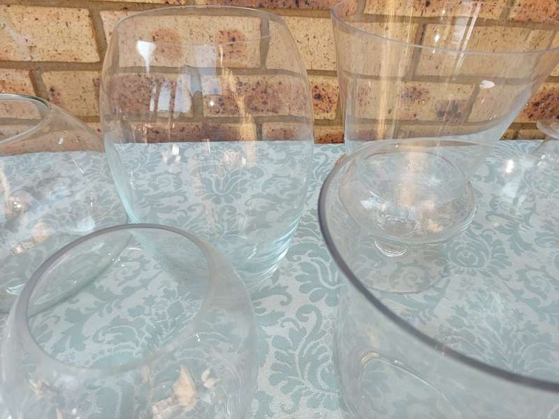 A COLLECTION OF SIX ART DECOR GLASS VASES AND A GLASS CONTAINERS