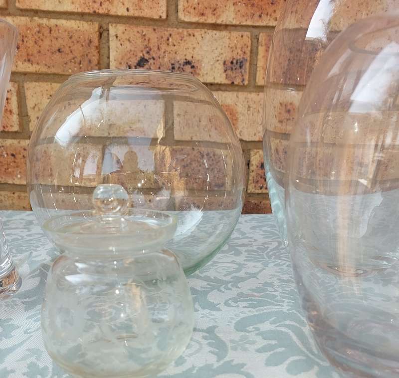 A COLLECTION OF SIX ART DECOR GLASS VASES AND A GLASS CONTAINERS