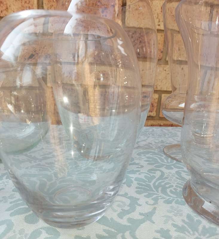A COLLECTION OF SIX ART DECOR GLASS VASES AND A GLASS CONTAINERS