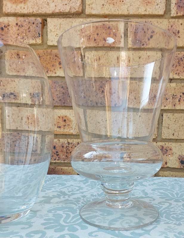 A COLLECTION OF SIX ART DECOR GLASS VASES AND A GLASS CONTAINERS