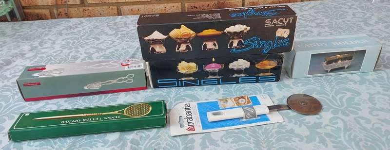 A VINTAGE COLLECTION OF OLD NEW STOCK KITCHENALIA AND NOVELTY ITEMS