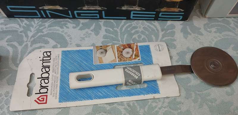 A VINTAGE COLLECTION OF OLD NEW STOCK KITCHENALIA AND NOVELTY ITEMS