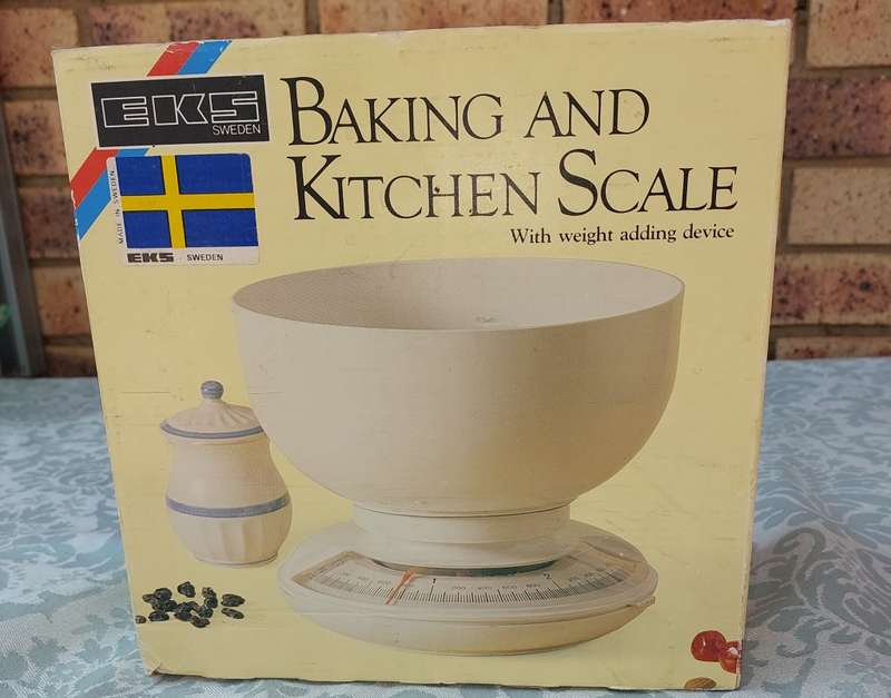 A BAKING AND KITCHEN SCALE EKS SWEDEN  SOLD AS IS