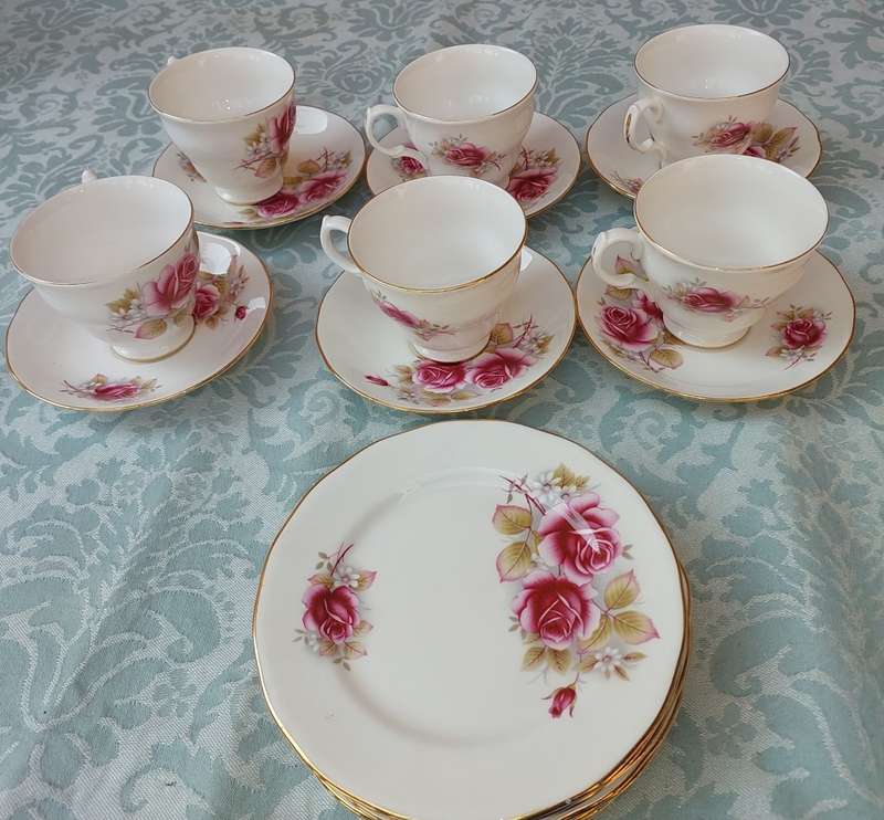 A VINTAGE ENGLISH ROSES TEA CUPS AND SAUCERS 18  P WITH SIDE PLATES
