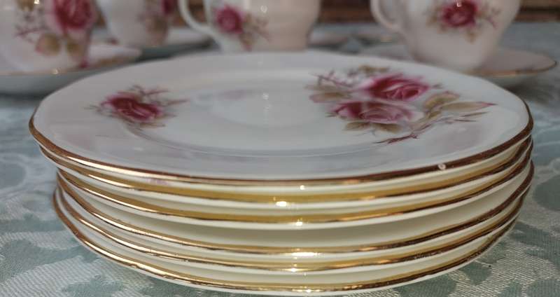 A VINTAGE ENGLISH ROSES TEA CUPS AND SAUCERS 18  P WITH SIDE PLATES