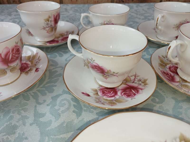 A VINTAGE ENGLISH ROSES TEA CUPS AND SAUCERS 18  P WITH SIDE PLATES