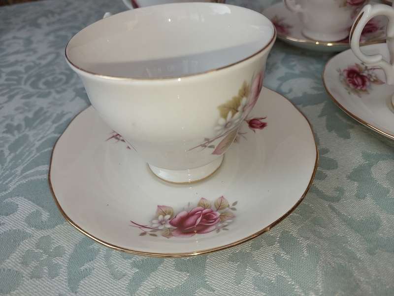 A VINTAGE ENGLISH ROSES TEA CUPS AND SAUCERS 18  P WITH SIDE PLATES