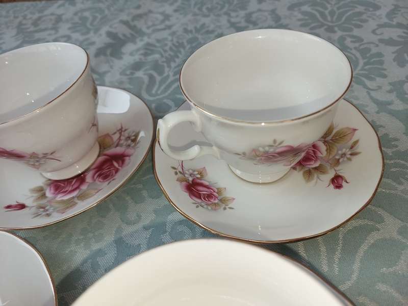 A VINTAGE ENGLISH ROSES TEA CUPS AND SAUCERS 18  P WITH SIDE PLATES