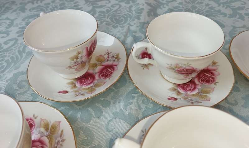 A VINTAGE ENGLISH ROSES TEA CUPS AND SAUCERS 18  P WITH SIDE PLATES
