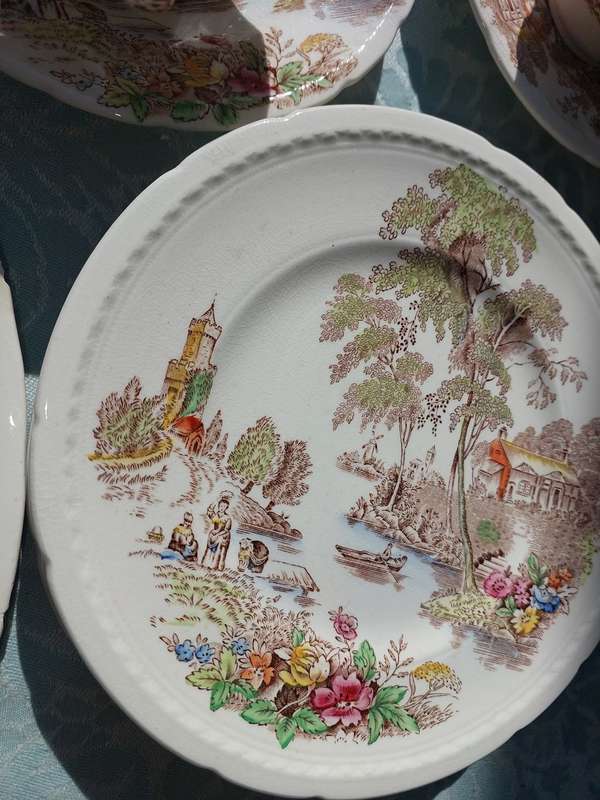 AN ANTIQUE 26-PIECE SWINNERTONS STAFFORDSHIRE MADE-IN-ENGLAND TEA SET