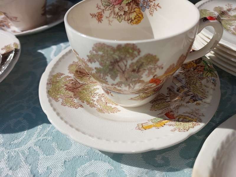 AN ANTIQUE 26-PIECE SWINNERTONS STAFFORDSHIRE MADE-IN-ENGLAND TEA SET