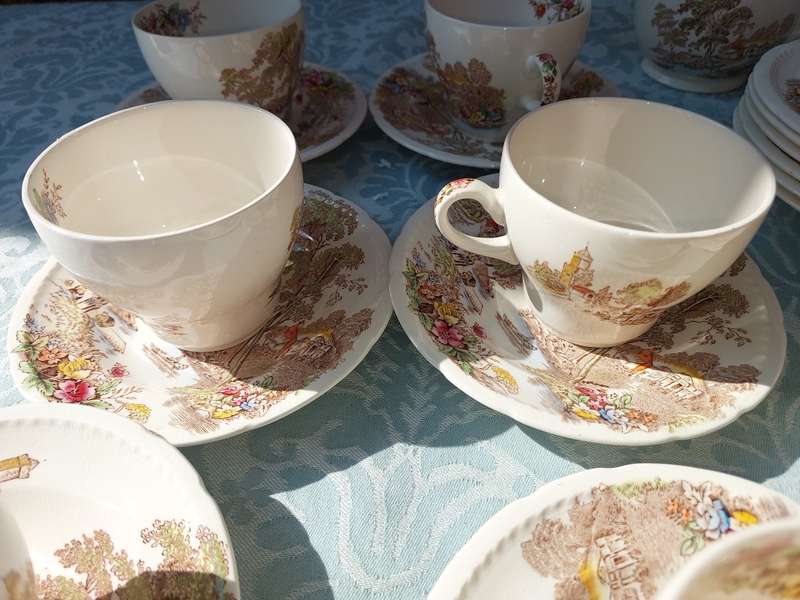 AN ANTIQUE 26-PIECE SWINNERTONS STAFFORDSHIRE MADE-IN-ENGLAND TEA SET