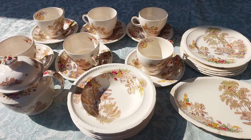 AN ANTIQUE 26-PIECE SWINNERTONS STAFFORDSHIRE MADE-IN-ENGLAND TEA SET
