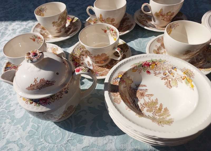 AN ANTIQUE 26-PIECE SWINNERTONS STAFFORDSHIRE MADE-IN-ENGLAND TEA SET