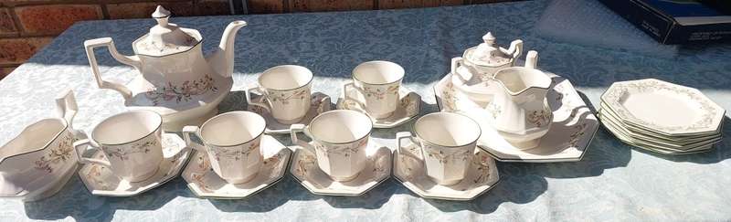 A JOHNSON BROTHERS MADE IN ENGLAND  ETERNAL BEAU A SARINA MASHERONI DESIGN