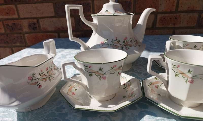 A JOHNSON BROTHERS MADE IN ENGLAND  ETERNAL BEAU A SARINA MASHERONI DESIGN