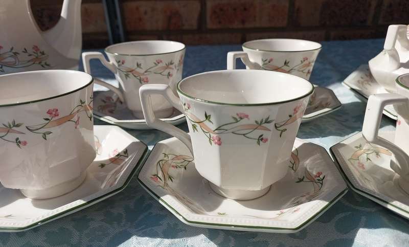 A JOHNSON BROTHERS MADE IN ENGLAND  ETERNAL BEAU A SARINA MASHERONI DESIGN