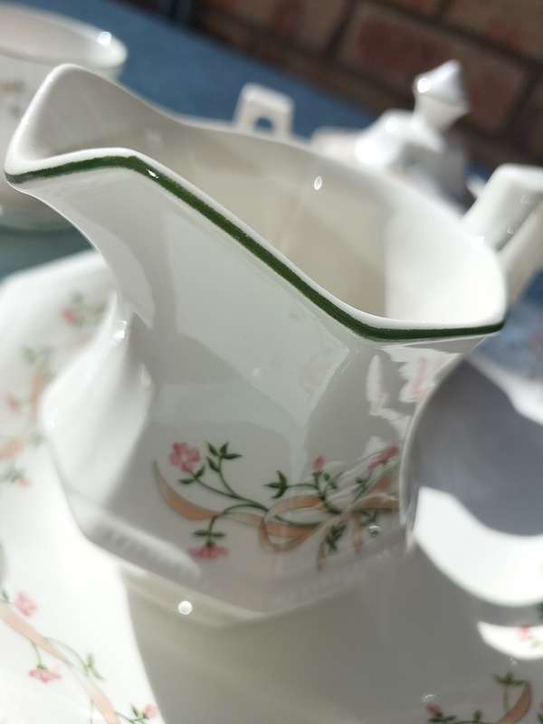 A JOHNSON BROTHERS MADE IN ENGLAND  ETERNAL BEAU A SARINA MASHERONI DESIGN