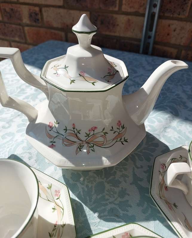 A JOHNSON BROTHERS MADE IN ENGLAND  ETERNAL BEAU A SARINA MASHERONI DESIGN