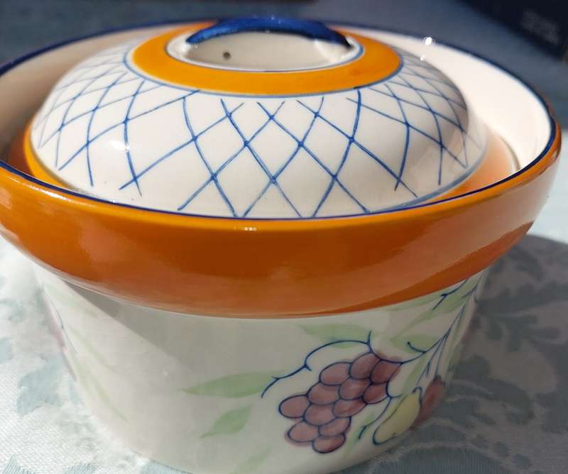 A VINTAGE PORCELAIN CERAMIC SWEAT JAR