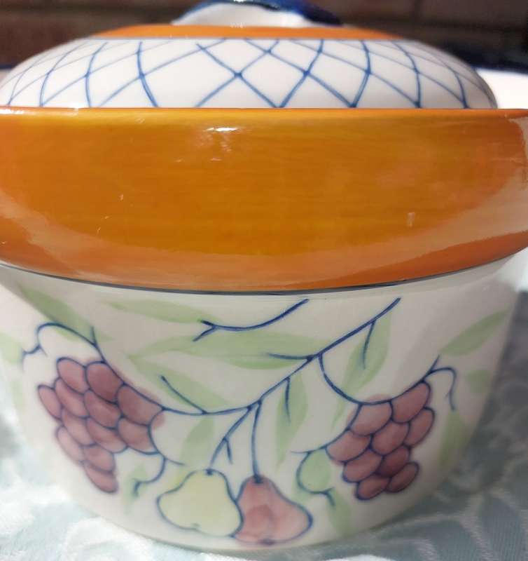 A VINTAGE PORCELAIN CERAMIC SWEAT JAR