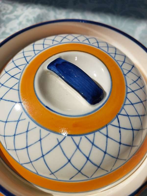 A VINTAGE PORCELAIN CERAMIC SWEAT JAR