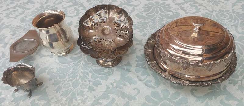 A COLLECTION OF VINTAGE AND ANTIQUE UTENSILS