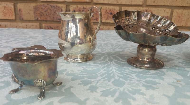 A COLLECTION OF VINTAGE AND ANTIQUE UTENSILS