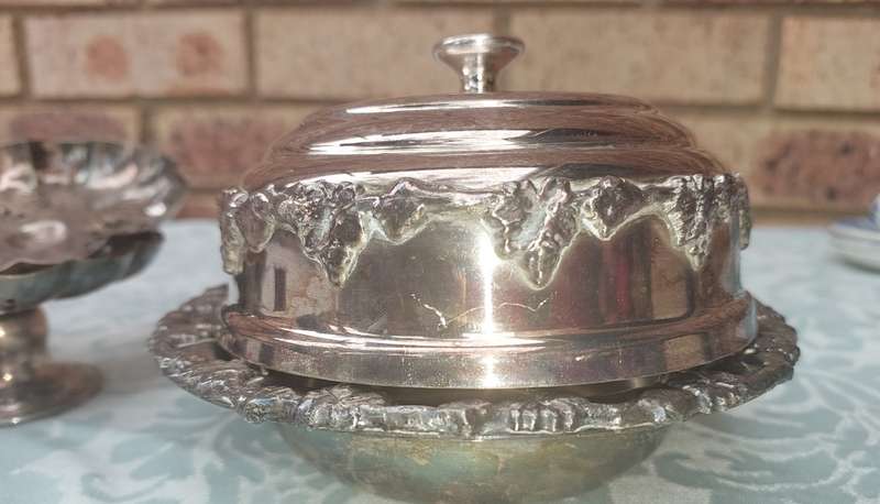 A COLLECTION OF VINTAGE AND ANTIQUE UTENSILS