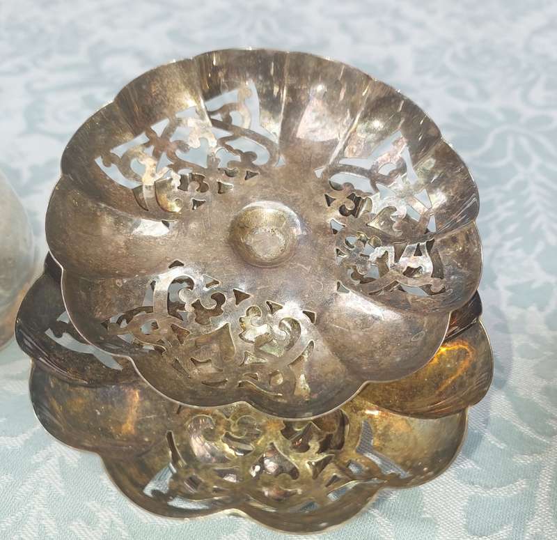 A COLLECTION OF VINTAGE AND ANTIQUE UTENSILS