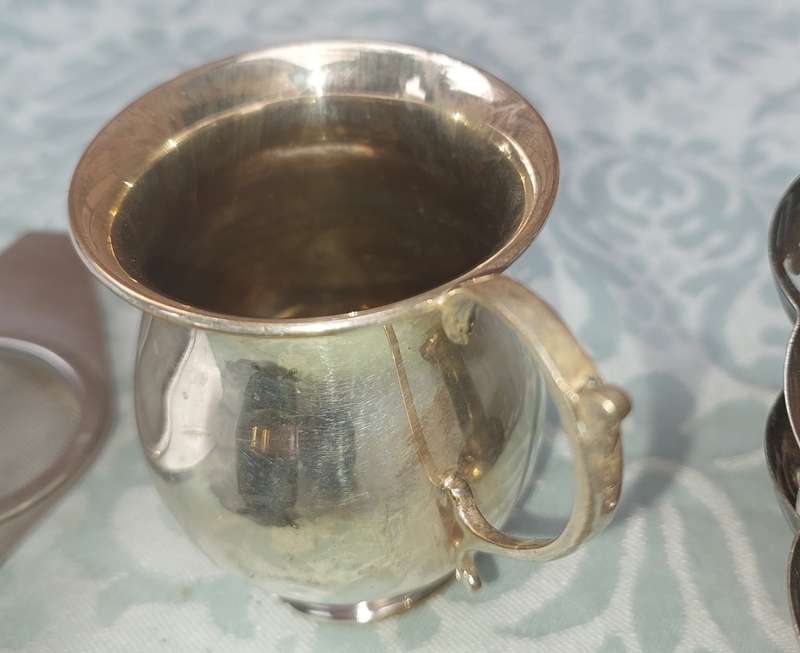 A COLLECTION OF VINTAGE AND ANTIQUE UTENSILS