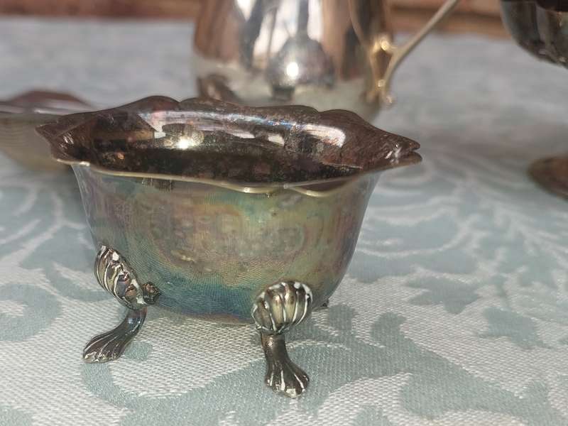 A COLLECTION OF VINTAGE AND ANTIQUE UTENSILS