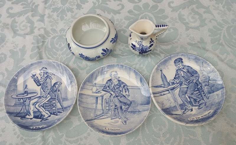 A COLLECTION OF DELF PLAQUES AND SMALL MEMEROBLIA MINIATURE FIGURINES