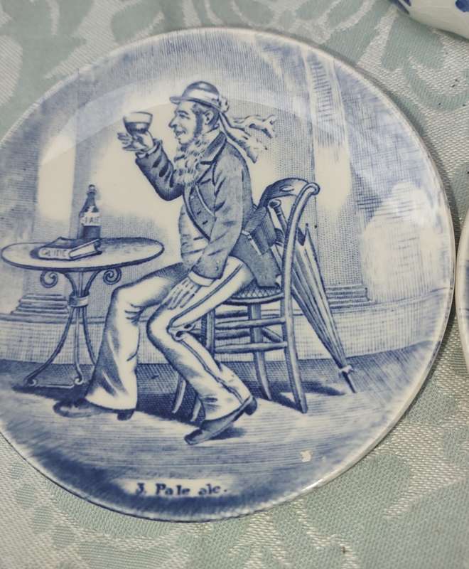 A COLLECTION OF DELF PLAQUES AND SMALL MEMEROBLIA MINIATURE FIGURINES