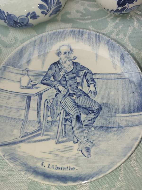 A COLLECTION OF DELF PLAQUES AND SMALL MEMEROBLIA MINIATURE FIGURINES