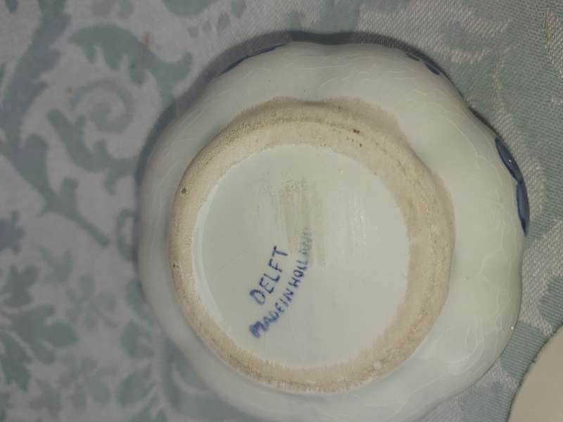 A COLLECTION OF DELF PLAQUES AND SMALL MEMEROBLIA MINIATURE FIGURINES