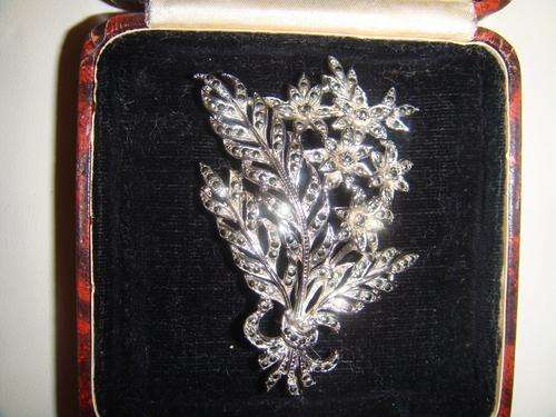 BEAUTIFUL BROOCH WITH STONES