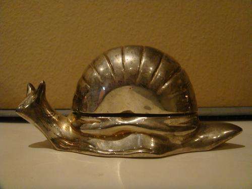 SNAIL WITH GLASS BOWL
