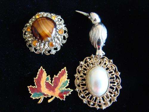 4 BROOCHES