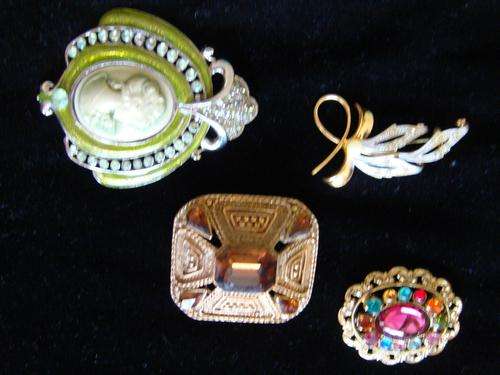 4 ELEGANT BROOCHES