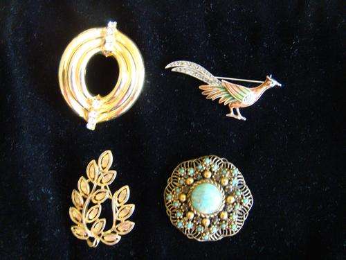 4 BROOCHES