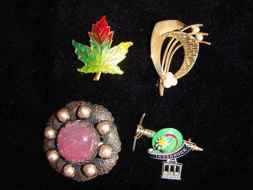 4 ELEGANT BROOCHES