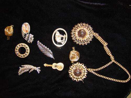 9 BROOCHES