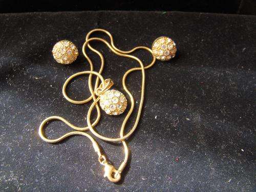 BEAUTIFUL EARRING & CHAIN SET